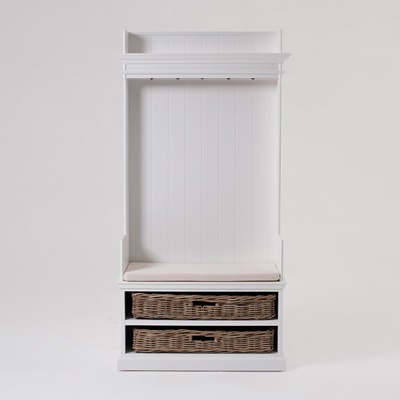 Garderobe und Bank-Einheit mit Sitzpolster und Rattankörbe