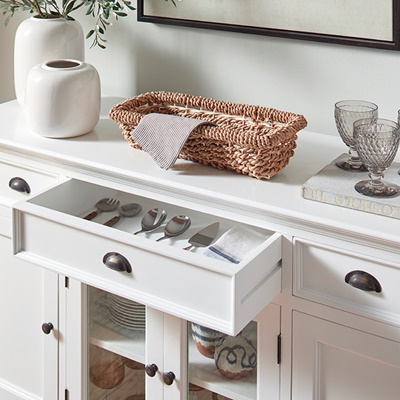 Landhaus Sideboard mit drei Schubladen, zwei Türen und zwei Glastüren